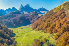Les aiguilles d'Ansabère l'automne avec la forêt (vue aérienne) à Lescun //The Ansabère needles in autumn with the forest (aerial view)