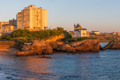 France, Pyrénées-Atlantiques (64), Pays Basque, Biarritz,vue panoramique au coucher de soleil, baigneurs à la plage du Port Vieux et vue sur la villa Belza//France, Pyrénées-Atlantiques (64), Basque Country, Biarritz, panoramic view at sunset, bathers at the Port Vieux beach and view of the Belza villa