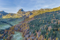 Une hetraie sapinière l'automne et lumière sur le pic Casterau (vue aérienne)//A fir beech forest in autumn and light on the Casterau peak (aerial view)