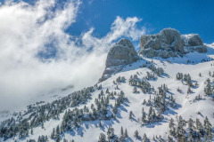 Paysage enneigé de pins et du pas de l'Osque (vue aérienne)//Snow-covered landscape of pines and Pas de l'Osque (aerial view)