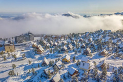Les chalets de la Pierre Saint Martin avec la neige (vue aérienne)//The Pierre Saint Martin chalets with snow (aerial view)
