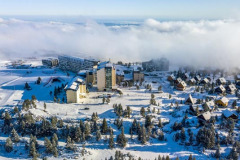 Les chalets de la Pierre Saint Martin avec la neige (vue aérienne)//The Pierre Saint Martin chalets with snow (aerial view)