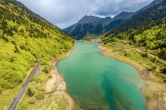 Le lac de Fabrèges Artouste et  la hêtraie sapinière au printemps (vue aérienne)//The Fabrèges Artouste lake and the fir beech forest in spring (aerial view)
