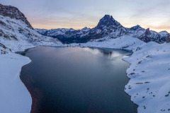 Le lac Gentau et le pic d'Ossau enneigé (vue aérienne)//Lake Gentau and the snow-capped Pic d'Ossau (aerial view)