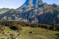 Le pic d'Ossau et une cabane l'automne (vue aérienne)//Pic d'Ossau and a hut in autumn (aerial view)