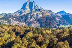 Le pic d'Ossau avec la forêt d'automne (vue aérienne)//The peak of Ossau with the autumn forest (aerial view)