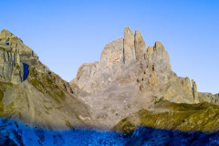 Les aiguilles d'Ansabère au lever de  soleil (vue aérienne)//The Ansabère needles at sunrise (aerial view)