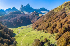Les aiguilles d'Ansabère l'automne avec la forêt (vue aérienne)//The Ansabère needles in autumn with the forest (aerial view)