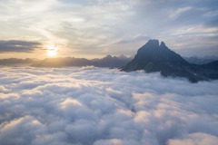 Le pic d'Ossau et une mer de nuages au lever de soleil (vue aérienne)//Pic d'Ossau and a sea of clouds at sunrise (aerial view)