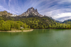 Le lac de Bious Artigues et du pic d'Ossau au printemps (vue aérienne)//Lake Bious Artigues and Pic d'Ossau in spring (aerial view)
