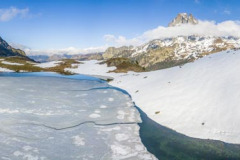 Le lac Roumassot en banquise et le pic d'Ossau (vue aérienne)//Lake Roumassot in pack ice and the Pic d'Ossau (aerial view)