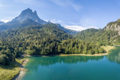 Le lac de Bious Artigues, le pic d'Ossau et la forêt l'été (vue aérienne)//The lake of Bious Artigues, the peak of Ossau and the forest in summer (aerial view)