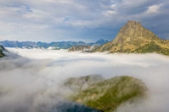Une mer de nuages et le pic d'Ossau (vue aérienne)//A sea of clouds and the Pic d'Ossau (aerial view)