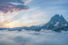 Le pic d'Ossau et une mer de nuages à l'aube (vue aérienne)//The Pic d'Ossau and a sea of clouds at dawn (aerial view)