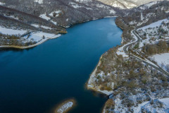 Espagne, Navarre, embalse de Eugi, lac, neige, pays basque, vue aerienne en drone