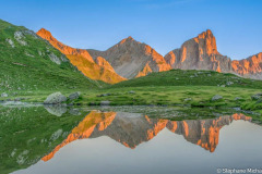 France, Pyrénées-Atlantiques (64), Béarn, Lescun, lac et aiguilles d'Ansabère au lever du soleil, vallée d'Aspe//France, Pyrenees-Atlantiques (64), Bearn, Lescun, lake and Aiguilles d'Ansabère at sunrise, Aspe valley