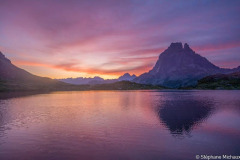 Béarn, vallée d'Ossau, aube colorée d'été sur le lac Gentau et reflet du pic du midi d'Ossau//Béarn, Ossau valley, colorful summer dawn on Lake Gentau and reflection of the Pic du Midi d'Ossau