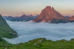 Béarn, vallée d'Ossau, mer de nuages et coucher de soleil sur le pic du midi d'Ossau l'été//Béarn, Ossau valley, sea of clouds and sunset over the Pic du Midi d'Ossau in summer