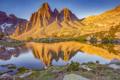 Aiguilles de Perramo et lac au lever de soleil à Benasque//Aiguilles de Perramo and lake at sunrise in Benasque