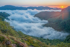 Pays Basque,  lever de soleil en montagne avec une mer de nuages//Basque Country, sunrise in the mountains with a sea of clouds
