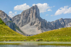 France, Pyrénées-Atlantiques (64), Béarn, Lescun, aiguilles d'Ansabère, vallée d'Aspe, 2 randonneurs à côté du lac d'Ansabère//France, Pyrenees-Atlantiques (64), Bearn, Lescun, Aiguilles d'Ansabère, Aspe valley, 2 hikers next to Ansabère lake