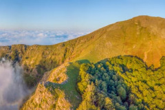 Le sommet de l'Hautza avec une mer de nuages (vue aérienne)//The summit of Hautza with a sea of clouds (aerial view)