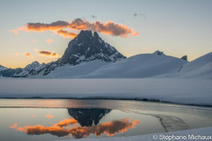 Béarn, vallée d'Ossau, reflet du pic du midi d'Ossau enneigé sur le lac à l'aube//Béarn, Ossau valley, reflection of the snow-capped Pic du Midi d'Ossau on the lake at dawn