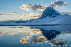 Béarn, vallée d'Ossau, paysage enneigé et lever de soleil sur le lac vue pic du midi d'Ossau//Béarn, Ossau valley, snowy landscape and sunrise over the lake seen from Pic du Midi d'Ossau
