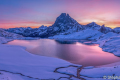 Béarn, vallée d'Ossau, paysage enneigé, aube colorée et reflet rose dans le lac Gentau vue pic du midi d'Ossau//Béarn, Ossau valley, snowy landscape, colorful dawn and pink reflection in Lake Gentau seen from Pic du Midi d'Ossau