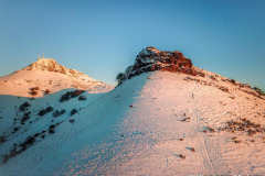 La Rhune enneigée et 2 randonneurs (vue aérienne)//The snowy Rhune and 2 hikers (aerial view)