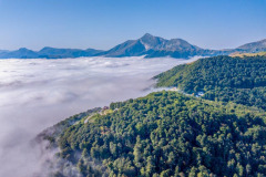 la forêt d'Iraty et du pic d'Orhy avec une mer de nuages (vue aérienne)//the forest of Iraty and the peak of Orhy with a sea of clouds (aerial view)