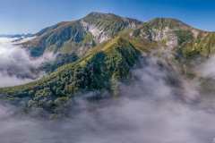 Le sommet pic d'Orhy avec un mer de nuages au Pays Basque (vue aérienne)//The Pic d'Orhy summit with a sea of clouds in the Basque Country (aerial view)