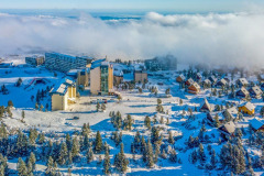Les chalets de la Pierre Saint Martin avec la neige (vue aérienne)//The Pierre Saint Martin chalets with snow (aerial view)