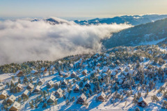 Les chalets de la Pierre Saint Martin avec la neige (vue aérienne)//The Pierre Saint Martin chalets with snow (aerial view)
