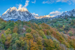 Hêtraie à l'automne dans le Béarn, sommets enneigés au lever de soleil, village de Lescun  en montagne//beech grove in autumn in Béarn, snow-capped peaks at sunrise, village of Lescun in the mountains