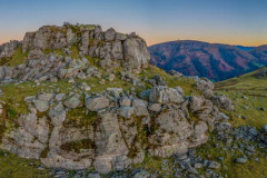 Le sommet rocheux du Mondarrain au crépuscule (vue aérienne)//The rocky summit of Mondarrain at dusk (aerial view)