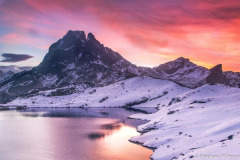 Béarn, vallée d'Ossau, aube colorée d'automne sur le lac Gentau vue pic du midi d'Ossau enneigé//Béarn, Ossau valley, colorful autumn dawn over lake Gentau seen from the snowy Pic du Midi d'Ossau