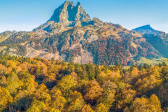 Le pic d'Ossau avec la forêt d'automne (vue aérienne)//The peak of Ossau with the autumn forest (aerial view)