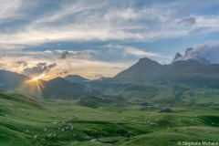 Béarn, vallée d'Ossau,  troupeau de vaches en estives au cirque d'Anéou au coucher de soleil vue pic du midi d'Ossau//Béarn, Ossau valley, herd of cows in summer pastures in the Anéou circus at sunset seen from Pic du Midi d'Ossau