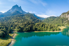 Le lac de Bious Artigues, le pic d'Ossau et la forêt l'été (vue aérienne)//The lake of Bious Artigues, the peak of Ossau and the forest in summer (aerial view)