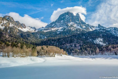 Le lac de Bious Artigues enneigé et le pic d'Ossau l'hiver (vue aérienne)//The snowy lake of Bious Artigues and the peak of Ossau in winter (aerial view)