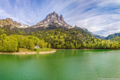 Le lac de Bious Artigues et du pic d'Ossau au printemps (vue aérienne)//Lake Bious Artigues and Pic d'Ossau in spring (aerial view)