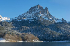 Béarn, vallée d'Ossau, montagnes enneigées, forêt de sapins, lac et pic du midi d'Ossau//Béarn, Ossau valley, snow-capped mountains, pine forest, lake and Pic du Midi d'Ossau