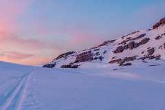 Pic soum de Couy à l'aube avec la neige et une trace de ski de randonnée//Pic soum de Couy at dawn with snow and a trace of ski touring