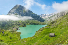 Gèdre, lac des Gloriettes, paysage montagnard d'estives et cirque d'Estaubé enneigé//Gèdre, Gloriettes lake, mountain landscape of summer pastures and snow-covered Estaubé circus